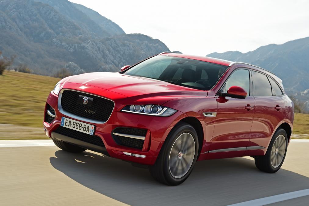 سيارة  جاكوار F-Pace مسرعة في الطريق