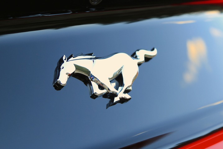 سيارة فورد موستانج 2016 - الشعار