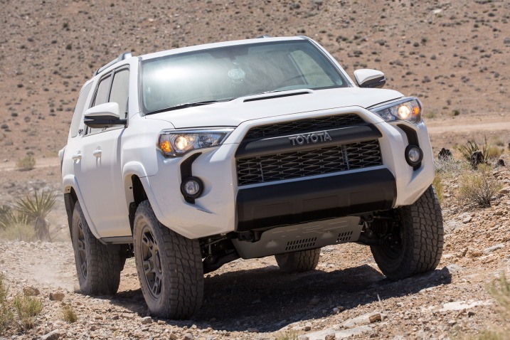 سيارة Toyota 4Runner مسرعة في منطقة صحراوية 