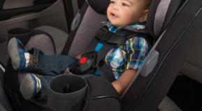 مقعد طفل مثبت في السيارة بحيث ينظر لخلف السيارة ويكون مواجها للمقاعد الخلفية