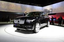 سيارة فولفو XC90 الجديدة كليا سيارة فولفو XC90 سوداء اللون في معرض باريس