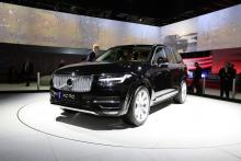 سيارة فولفو  XC90 سوداء اللون في معرض باريس