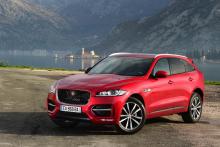 صورة كاملة لسيارة جاكوار F-Pace حمراء اللون عرض لصورة جاكوار F-Pace حمراء اللون متوقفة